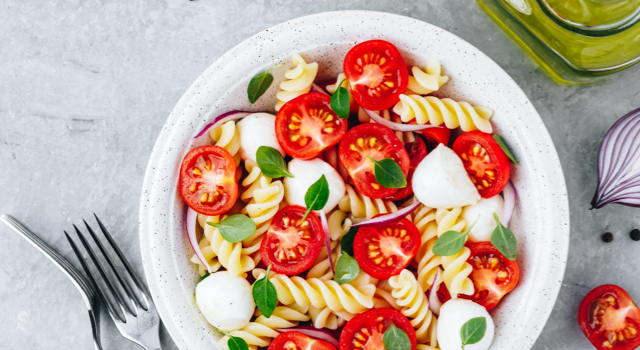 Plat de p&acirc;tes avec des l&eacute;gumes